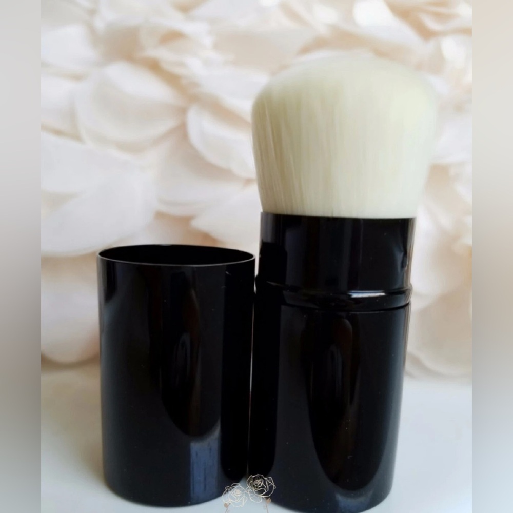 CHANEL Kabuki Brush Les Beiges in Cream